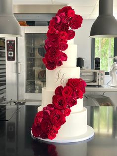 Wedding cake rouge et blanc White Rose Cake Wedding, Red Roses Theme Wedding, Black White Red Wedding Cake, Wedding Cake Red Flowers, Red Roses Wedding Cake, All Red Wedding, Red Roses Wedding Decor, Valentine’s Day Wedding, Red Beach Wedding