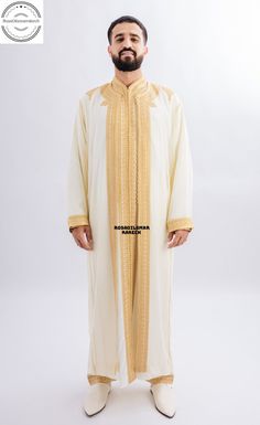 Jabador marocain pour homme, caftan pour homme, caftan marocain pour mariage, Djellaba Ce caftan marocain pour homme est si élégant qu'il peut être porté lors d'occasions spéciales ou de grands événements. Ce vêtement marocain est livré avec 3 pièces, le caftan long, le pantalon et le manteau long. Kaftan For Wedding, White Caftan, Moroccan Luxury, Wedding Kaftan, Kaftan For Men, Nikah Outfit, Marriage Dress, Moroccan Clothing, Moroccan Kaftan