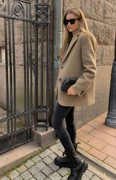 Stylish Work Outfits, Camel Coat, Autumn Street Style, Autumn Outfit, Looks Style, Winter Fashion Outfits, Look Chic, Outfits Casuales