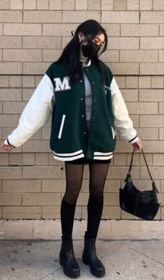 Winter Outfits Varsity Jacket, How To Style Baseball Jacket, Varsity Jacket Women Outfit, How To Style Varsity Jacket Girl, Base Ball Jacket Outfit, Expensive Winter Outfits, Varsity Jacket Outfit Girl, Green Baseball Jacket Outfit