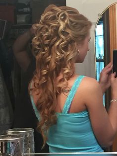 Unique Prom Hair, 90s Prom Hair, Prom 90s, Grad Hair, Formal Ideas, Summer List, 90s Hair, Prom Hairstyle, Prom Inspo