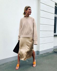 Easy Style, Satin Skirt, Mode Inspo, Beige Sweater, Look Casual, Mode Inspiration, Mode Style, Fashion Street