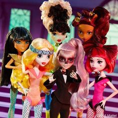 there are many dolls standing together in this group, all wearing different outfits and hair styles