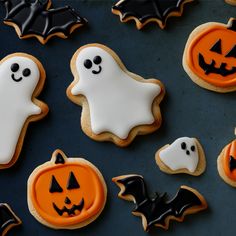 halloween cookies decorated like ghostes and bats