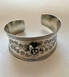 "This is a vintage sterling silver hand hammered cuff bracelet . The interior circumference measure 6 1/4\" . It is 1 1/4\" wide at the widest point. Nice weight and easy to wear. The opening is 1 1/2\" wide by the Bracelet is flexible enough that it can be easily moved to accommodate many different size wrists. There is a slightly raised flower in the front (which is slightly concaved) . It is accented by a hammered flower design It is marked 925 CFJ THAI This item is in excellent preowned vint Hammered Cuff Bracelet, Solid Gold Bracelet, Hippie Bracelets, Hammered Sterling Silver, Sterling Silver Cuff Bracelet, Rhinestone Bracelet, Diamond Rings Bands, Sterling Silver Cuff, Silver Cuff Bracelet