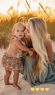 Future Aesthetic Life, Mother Daughter Shoot, Beach Shoot Ideas, Savannah Labrant, Mommy Daughter Pictures, Sav And Cole, Family Future, Daughter Pictures, Aesthetic Family