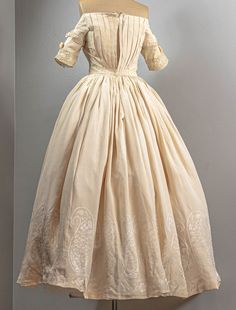 1840s Cream Silk Jacquard Ball Gown Dresses From The 1800s, 1850 Fashion, 1840s Dress, 1850s Dress, 1840s Fashion, Romantic Era, Era Fashion, Color Crema, Victorian Clothing