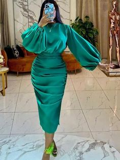 Introducing our "Green Satin Smocked Midi Dress" - a delightful combination of elegance and comfort, designed to make you shine at a variety of special occasions, from evening gatherings to Christmas parties and church events.This dress boasts a unique blend of style and practicality. The long sleeves and elastic satin fabric make it an excellent choice for cooler evenings, while the smocked design ensures a flattering and comfortable fit. The elegant green hue adds a touch of sophistication, ma Socialite Style, Green Long Sleeve Dress, Midi Dress Elegant, Sukienki Plus Size, Emerald Green Dresses, Dresses Bodycon, Green Dresses, Lantern Sleeve Dress, فستان سهرة