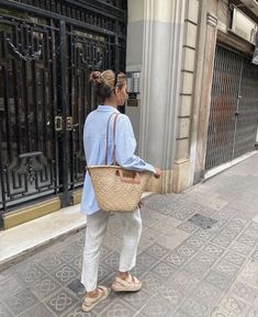 Dad Sandals Outfit, Emelie Lindmark, Mode Casual, Mode Inspo, Mode Inspiration, Casual Summer Outfits, Spring Summer Outfits, Look Chic