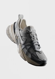 Nike Sportswear V2K RUN - Trainers - summit white/metallic silver/pure platinum/light iron ore/black/alabaster Custom Sneakers Diy, Gift Wishlist, Alabaster White, Wishlist 2024, Iron Ore, Custom Sneakers, Nike Running, Nike Sportswear, Oreo