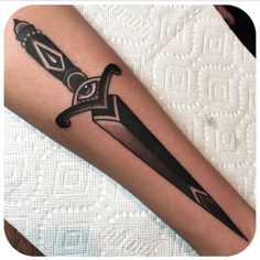 Traditional Dagger Tattoo, Traditional Black Tattoo, Traditional Tattoo Inspiration, Knife Tattoo, Old School Tattoo Designs, Traditional Tattoo Art, Cool Small Tattoos, Sleeve Tattoos For Women