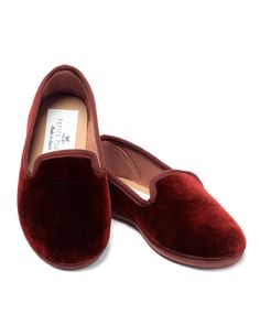 These exquisite slippers were made in Spain from artisans with over 40 years experience delivering the finest footwear. Only the best materials were selected in this curated collection. Made with luxe velvet, the Hamptons loafer has a soft insole and is the perfect slipper to keep their little feet warm on even the col Luxury Slippers With Rubber Sole And Round Toe, Classic Closed Toe Slippers With Removable Insole, Classic Slip-on Slippers With Removable Insole, Classic Slippers With Rubber Sole And Flat Heel, Luxury Formal Slippers With Flat Heel, Classic Slip-on Slippers With Suede Lining, Classic Slippers With Leather Sole And Round Toe, Classic Flat Slippers With Rubber Sole, Luxury Closed Toe Slippers With Rubber Sole