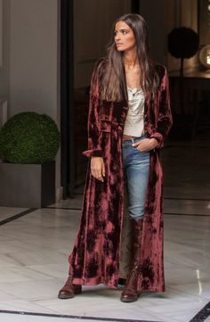 Velvet Cardigan Outfit, Velvet Clothing, Velvet Cardigan, Boho Mode, Estilo Hippy, Mode Kimono, Printed Velvet, Velvet Coat, Stylish Coat