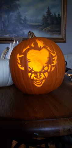 Pennywise Pumpkin Outer Banks Pumpkin Carving, Carving Pumpkins Scary, Pumkin Carving Pennywise, Horror Pumpkin Carving Ideas, Pumpkin Carving Ideas Creepy, Pumpkin Carving Ideas Pennywise, Horror Characters Pumpkin Carving, Pumpkin Carving Horror