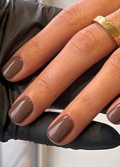 bridal party nail ideas—chocolate brown Fall Nails Light, Neutral Sns Dip Nail Colors, Chocolate Oval Nails, Dark Brown Shellac Nails, Gel Brown Nails, Brown Nails On Pale Skin, Chocolate Brown Short Nails, Brown Dip Nail Colors, Chocolate Matte Nails