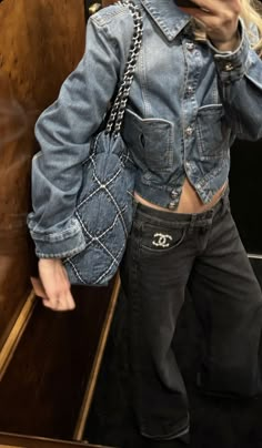 Denim Bag Outfit, Bag Outfit Aesthetic, Chanel 22 Bag, Chanel 22, Street Style Outfits Casual, Bag Outfit, Just Style, Instagram Style, Fashion Victim