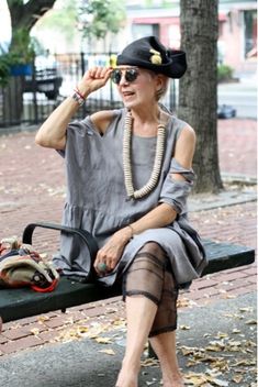 The Fashion Elder: Beauty has no expiration date Mode Over 50, Mode Ab 50, Grey Clothing, Senior Style, Sheer Pants, Wearing Purple, Fabulous Style, Moda Chic