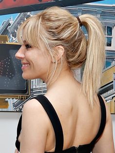 Sienna Miller’s high ponytail http://beautyeditor.ca/2013/06/06/sienna-millers-gonna-make-you-fall-in-love-with-the-high-ponytail/ Bangs High Ponytail, Blonde Hair High Ponytail, Blond High Ponytail, Blonde Bangs Ponytail, Asian Ponytail, 60s Ponytail High, Ponytail Bangs, Easy Ponytail Hairstyles