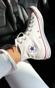 White Converse Aesthetic, Vans Shoes High Tops, High Top Converse Outfits, White Converse Outfits, Converse Style Women, Converse All Star White, Mens Vans Shoes, Sneakers Fashion Outfits, All Nike Shoes