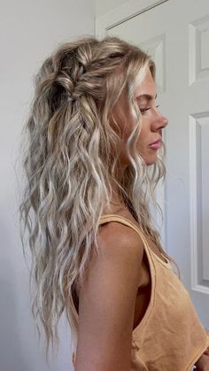 Whimsical Blonde Hair, Cute Med Hairstyles, Fun Womens Hairstyles, Simple Hairstyles For Pictures, Low Pull Through Braid, Beach Pictures Hairstyles, Prom Hair Crimped, Beachy Hair With Braids, Summer Hairstyles Down