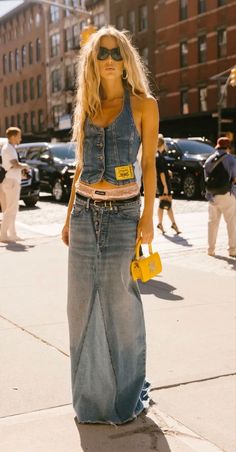 Berlin Fashion Street, Looks Jeans, Look Festival, Cooler Look, Mode Inspo, Fashion Week Street Style, Cool Street Fashion, Street Style Looks, Mode Vintage