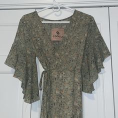 Brand New Never Worn With Tags. Green Floral Print. Wrap Around Cinched Waist With V Neck. From A Boutique In Greece. Size Is Small But Fit Is Very Big/Flowy. Tons Of Fabric On The Bottom Too. Green Floral Maxi Dress, Green Floral Print, Cinched Waist, Floral Maxi, Floral Maxi Dress, Wrap Around, Green Yellow, Greece, Colorful Dresses