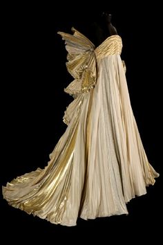 Roberto Capucci, 'Angelo d'Oro' gown, 1987 Roberto Capucci, Chique Outfits, Fantasy Dresses, Fantasy Gowns, Fantasy Costumes, Fantasy Dress, Fantasy Clothing