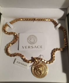 versace + necklace + colar + marca + medusa + acessórios + accessories + outfit with necklace + inspiration + versace Dope Jewelry, Expensive Jewelry, Girly Jewelry, Jewelry Inspo, Pretty Jewellery, Piercing Jewelry, Cute Jewelry