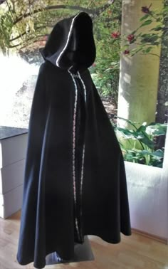 Middle agesnoble black cape with long pointed hood and jaquardborte silver blackfor adultsunisex - one sizeThis cape is handmade.Wool mixMaterial: 70% wool 20% polyamide 10% cashmereNotes: Hand wash or cleaning, wrinkle-free, not suitable for dryingwater-repellent and nicely warmHandmadegenerous cut - great caseat the front as closure a noble garment clasp metal die casting, color alto silverFrom the neck downwards measured approx. 150 cm longMeasured from shoulder down, it has a length of appro Cape Hood, Lace Hood, Hood Cape, Coat Cape, Cape With Hood, Black Cloak, Gothic Shoes, Black Cape, Black Hood