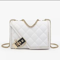 This gorgeous luxury handbag would be perfect for a fancy outfit, to accessorize a wedding outfit or even as a gift for someone special Tas Bahu, Sustainable Bag, Wedding Clutch, Quilted Crossbody Bag, Evening Purse, Small Handbags, Stylish Bag, Black Cross Body Bag, Chain Bags