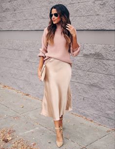 Silk Skirt Outfit, Satin Skirt Outfit, Midi Skirt Outfit, Beige Skirt, Satin Midi Skirt, Skirt Outfit, Looks Chic, Satin Skirt, Dope Outfits