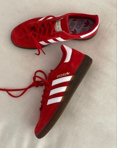 Red Adidas Shoes, Spezial Adidas, Adidas Handball Spezial, Sneaker Trend, Adidas Handball, Trendy Shoes Sneakers, Dr Shoes, Shoes Outfit Fashion, Adidas Spezial