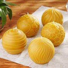 Five round pure beeswax candles in different textures. Making Beeswax Candles, Candle Making Studio, Diy Candle Art, Witchcraft Candles, Candle Workshop, Pure Beeswax Candles