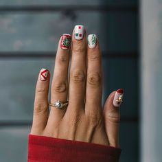 Stylish christmas nail design ideas with neutral tones and holiday accents Chic Nail Designs, Gorgeous Christmas