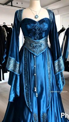 Medival Royal Dress, Medieval Dress Princess Aesthetic, Princess Old Dresses, Medieval Fantasy Dress Blue, Medieval Fancy Dress, Beautiful Medieval Dresses, Aesthetic Medieval Dress, Modest Medieval Dresses, Royal Dresses Fantasy Medieval Gown