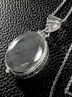 Labradorite locket pendant 925 Sterling silver necklace Keepsake 3-D box Photo locket Personalized jewelry Labradorite gemstone locket Prayer box Charm box pendant Movable lid Secret compartment box pendant Labradorite box amulet Healing crystal locket jewelry Natural gemstones jewelry 925 Sterling silver jewelry Labradorite jewelry Love gift Anniversary gift Mother's gift Dimensions: Sterling silver chain length 50 cm  Pendant 4.8 x 2.5 cm  Locket height 1.1 cm Rose quartz gemstone 2.5 x 2.1 cm Crystal Locket, Locket Jewelry, Box Photo, Photo Locket Necklace, Prayer Box, Jewelry Lockets, Natural Gemstone Jewelry, Labradorite Jewelry, Photo Locket