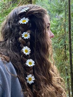 Curly Hair Aesthetic Girl, Forest Girl Aesthetic, Hair Aesthetic Girl, Spring Photography Ideas, Summer In Venice, Curly Aesthetic, Aesthetic Curly Hair, Curly Hair Aesthetic, Sisters Photoshoot Poses