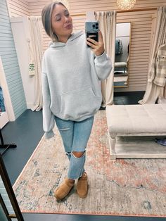 Ugg Mini Vs Ultra Mini, Ugh Mini Boots Outfit, Ugh Tasman Outfit, Mini Uggs Outfit, Fall Fashion Trends Casual, Mini Uggs, Fall Outfits Aesthetic, Outfit With Uggs, Ugg Boots Outfit