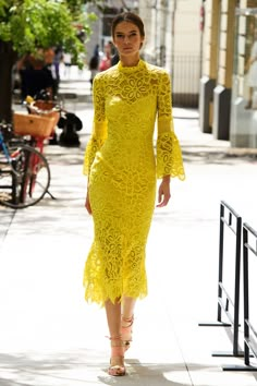 Renda Kebaya, Trendy Beach, Model Design, Lela Rose, Yellow Lace, Outfit Trends, Beach Fashion, Dress Bodycon, Lace Dresses