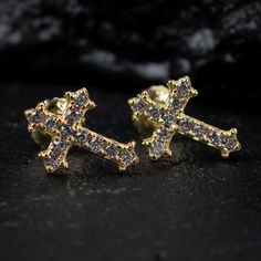 Men's Elegant Small Gold Sterling Silver Iced Cross Stud Screw Back Earrings Material: 14k Gold Plated 925 Sterling Silver Size: 10mm In Length Post: Screw On Back Unisex Fanticy Mens Dangle Earrings, Exotic Earrings For Men, Masculin Earrings, Trendy Earrings For Men, Ear Rings Gold For Man, Motorcycle Chain Bracelet, Shark Pendant, Cross Stud Earrings, Mens Earrings Studs