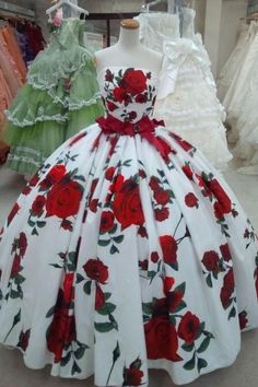 Stile Pin Up, Prom Dresses Strapless, White Prom Dress Long, Vestido Charro, Ball Gown Prom Dresses, Gown Prom Dresses, Rose Print Dress, Strapless Prom Dresses, فستان سهرة