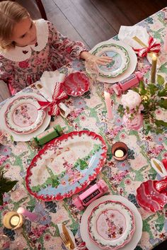 Christmas Table Settings 2024, Retro Christmas Tablescapes, Christmas Serving Table, Pink And Red Christmas Decor, Cath Kidston Christmas, Deco Pastel, Kitschy Christmas, Wrapped Gifts, Kitsch Christmas