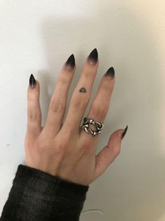 Short Sharp Nails, Goth Short Nails, Demon Nails, Goth Nail Art, Nails Gothic, Vampire Nails, Pum Pum, Stiletto Nails Short, Witch Nails