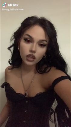 Maggie Lindemann Vampire, Maggie Lindemann Style, Dark Costumes For Women, Maggie Lindemann Halloween, Vampire Costume Ideas Women, Hot Vampire Costume, Maggie Lindemann Gif, Cute Vampire Costume, Goth Halloween Costume Ideas