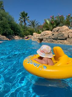 Baby Beach Aesthetic, Baby In Pool, Baby Beach Photos, Swimming Pool Photography, New Baby Checklist, Baby Vacation, Baby Pool Floats, Baby Corner, Baby Moses Basket