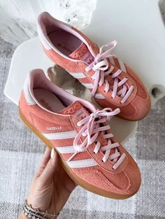 Gazelle Adidas, Adidas Gazelle Indoor, Pretty Sneakers, Adidas Sambas, Indoor Shoes, Shoes Hack, Shoes Outfit, Pink Sneakers