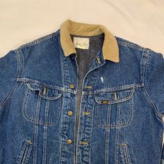 Vintage Lee Rider Denim Jacket 1970s assembled in Mexico of USA parts 100% cotton size: large measurements: armpit to armpit: 25” top of neck to bottom: 26.5” Lee Jeans, Western Outfits, The Gap, Vintage Ads, Denim Button Up, Vintage House, Button Up Shirts, 1970s, Gap