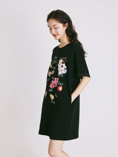 Details: Loose straight short sleeve black dress Fun illustration print, embroidery print hand combination Loose hem with side pockets Materials & Care: Cotton 65.2%, Polyester 19.5%, Recycled Cellulose Fiber 15.3% Hand wash | Dry clean Do not bleach Size & Fit: Model is 5'7", Bust 32, Waist 24, Hips 35, wearing a size S Item #: LM2DR23 Black Cotton Dress With Short Sleeves, Black Short Sleeve Dress With Pockets, Black Graphic Print Short Sleeve Dress, Black Short Sleeve Dresses With Graphic Print, Black Short Sleeve Dress With Graphic Print, Casual Black Half-sleeve Dress, Casual Black Short Sleeve Knee-length Dress, Casual Black Short Sleeve Dress For Summer, Casual Black Half Sleeve Dress