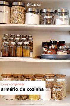 the shelves are filled with different types of spices and condiments, including granola de cozina