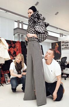 Sarah Burton and Alexander McQueen at the fitting for Alexander McQueen f/w 2009 Alexander Mcqueen Book, Dior Paris, Vogue Uk, Jane Birkin, Carrie Bradshaw